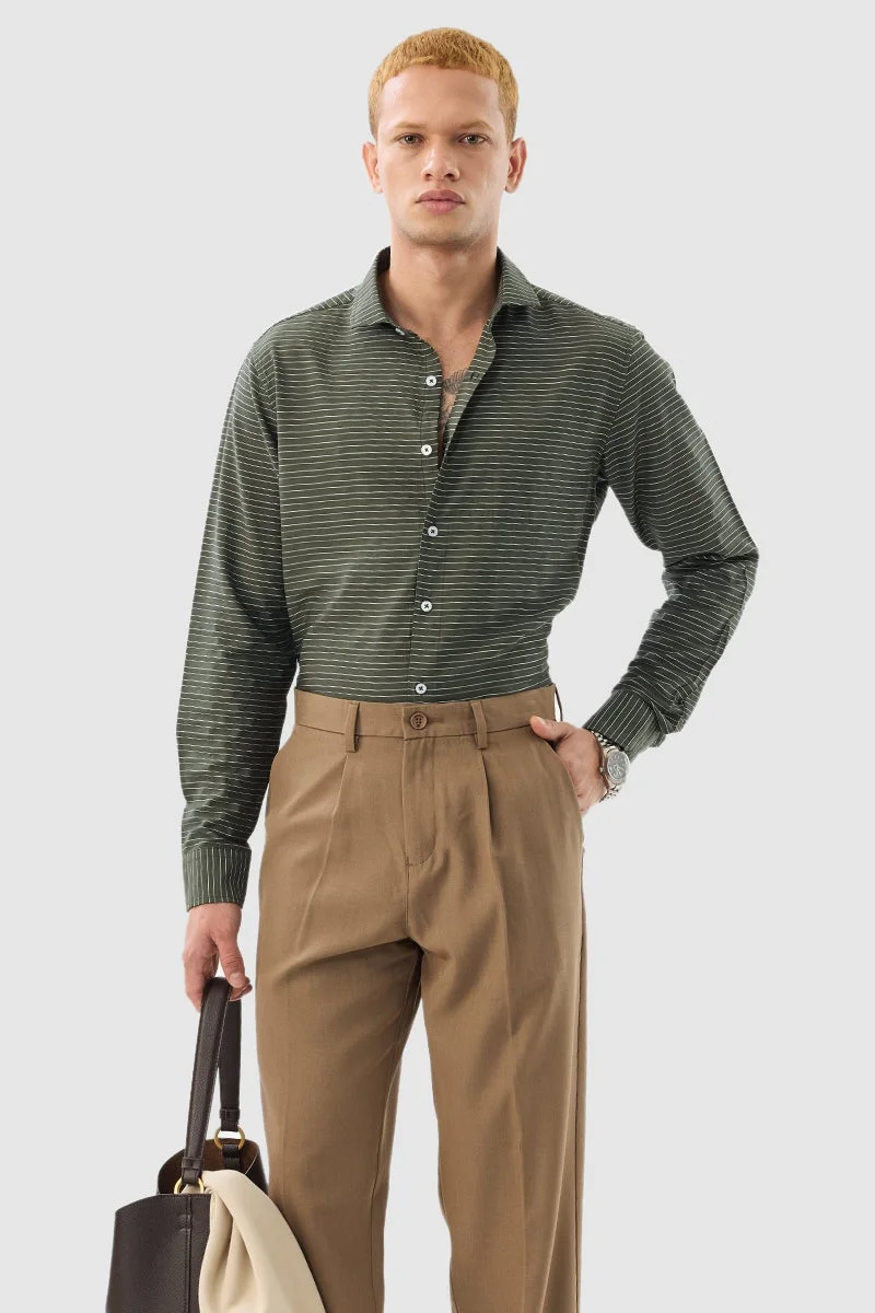 سنيتش قميص بقصة ضيقة مخطط باللون الأخضر الزيتوني