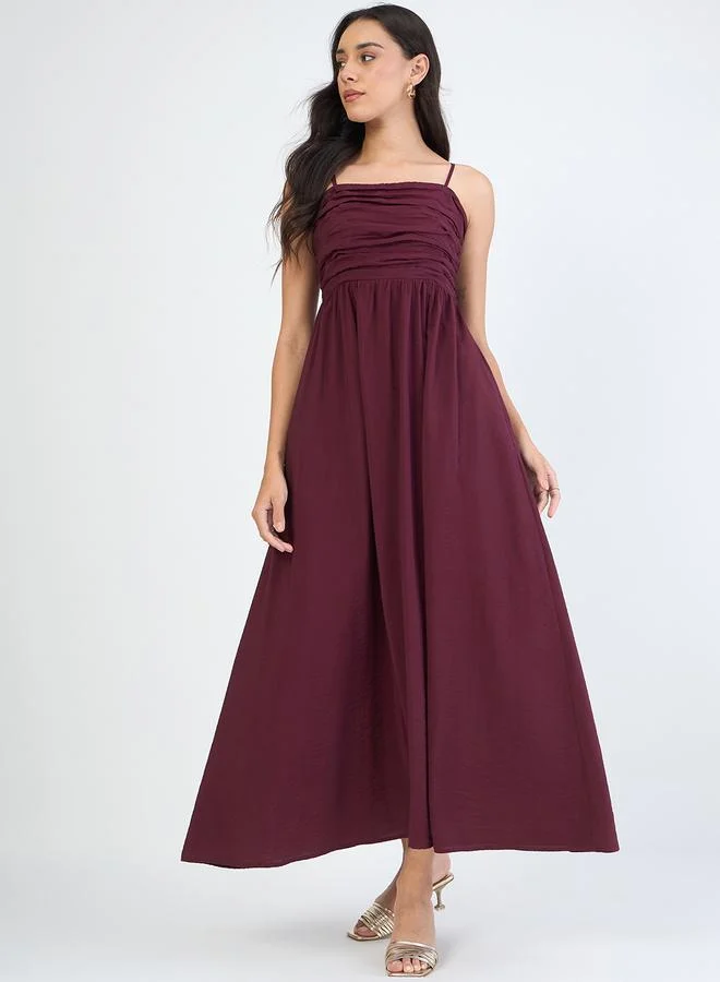 فيميلا فستان طويل بأكتاف مكشوفة وتفاصيل مزمومة