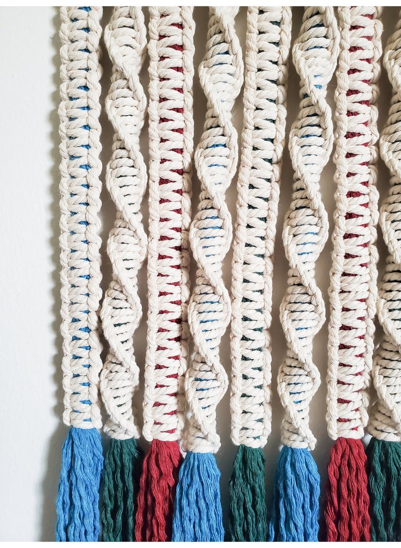 انتيكيانو قطعة فنية مصنوعة يدويًا من خيوط قطنية عالية الجودة، تتميز بتصميم بوهيمي راقٍ وعُقد متقنة تضيف لمسة من الدفء والأناقة لأي جدار. مثالية لتزيين غرف المعيشة أو النوم، وتضفي أجواءً طبيعية وهادئة على المساحة. - Image 2