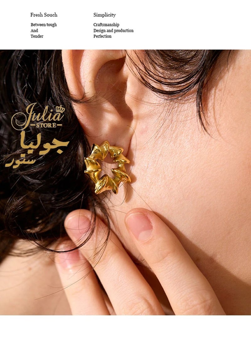 جوليا ستور أقراط ذهبية للنساء، أقراط دائرية سميكة على شكل زهرة حلزونية، أقراط سميكة غير منتظمة من الفولاذ المقاوم للصدأ مطلية بالذهب عيار 18 قيراطًا، مجوهرات خفيفة الوزن مضادة للحساسية  - Image 2