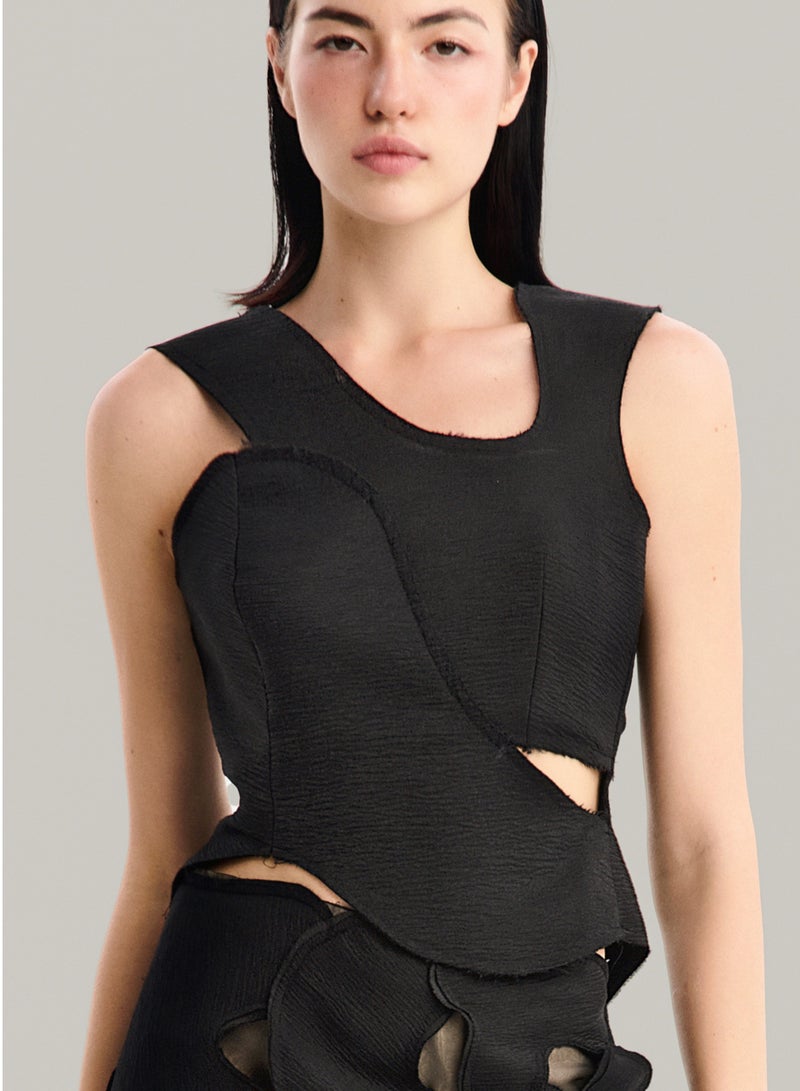 MUST HAVE • BLACK CUT-OUT LAYER TOP  - Image 4