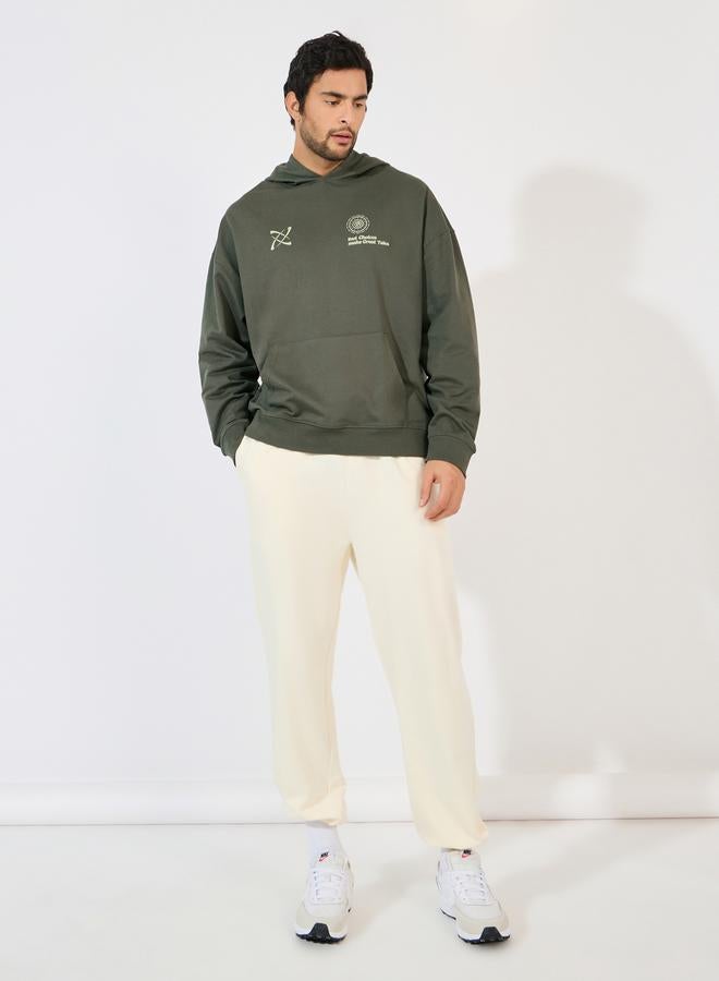 ستايلي هودي بقصة فضفاضة وطبعة جرافيك - Image 4