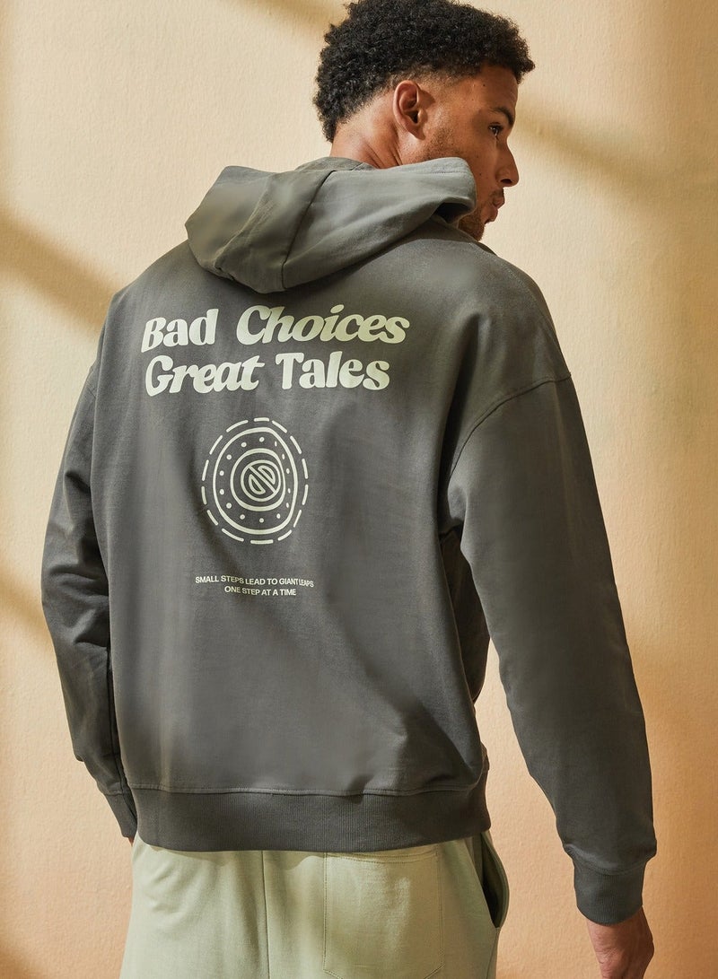 ستايلي هودي بقصة فضفاضة وطبعة جرافيك - Image 3