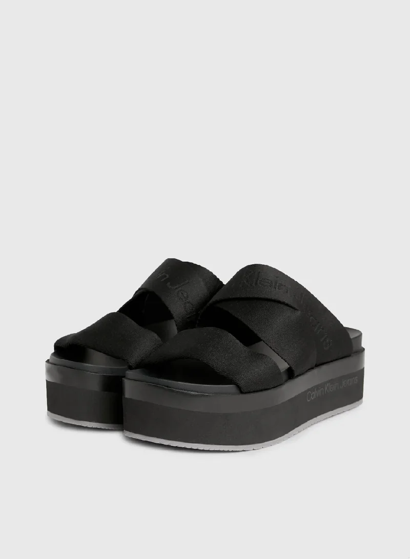 كالفن كلاين جينز صندل بنعل سميك