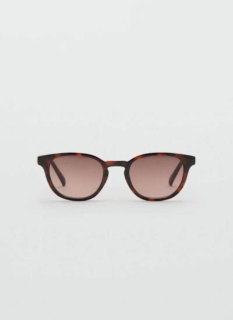 Round-framed sunglasses