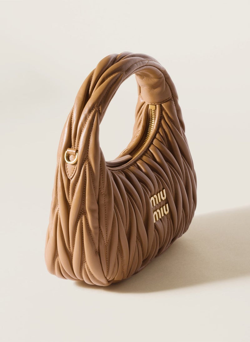 مياو مياو حقيبة هوبو من جلد النابا من MIU Wander Matelassé، حقيبة توت نسائية، حقيبة كروس نسائية، حقيبة يد نسائية، حقيبة كتف نسائية، حقيبة سفر نسائية، لون الكراميل - Image 5