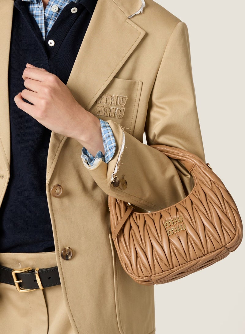 مياو مياو حقيبة هوبو من جلد النابا من MIU Wander Matelassé، حقيبة توت نسائية، حقيبة كروس نسائية، حقيبة يد نسائية، حقيبة كتف نسائية، حقيبة سفر نسائية، لون الكراميل - Image 2