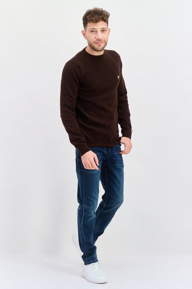 Lyle & Scott سويت شيرتات للرجال بياقة دائرية بشعار مميز، بني داكن - Image 4