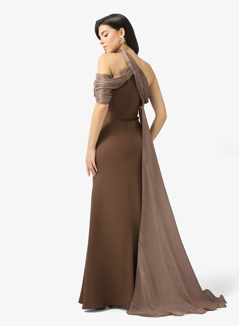 نمشي x فستان سهرة بكتف مكشوف وذيل