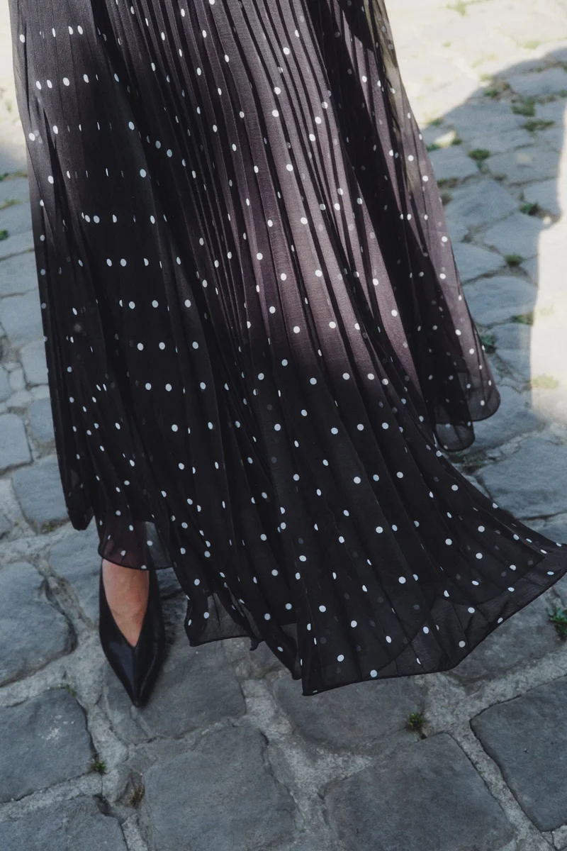 اتش اند ام تنورة شفافة بكسرات