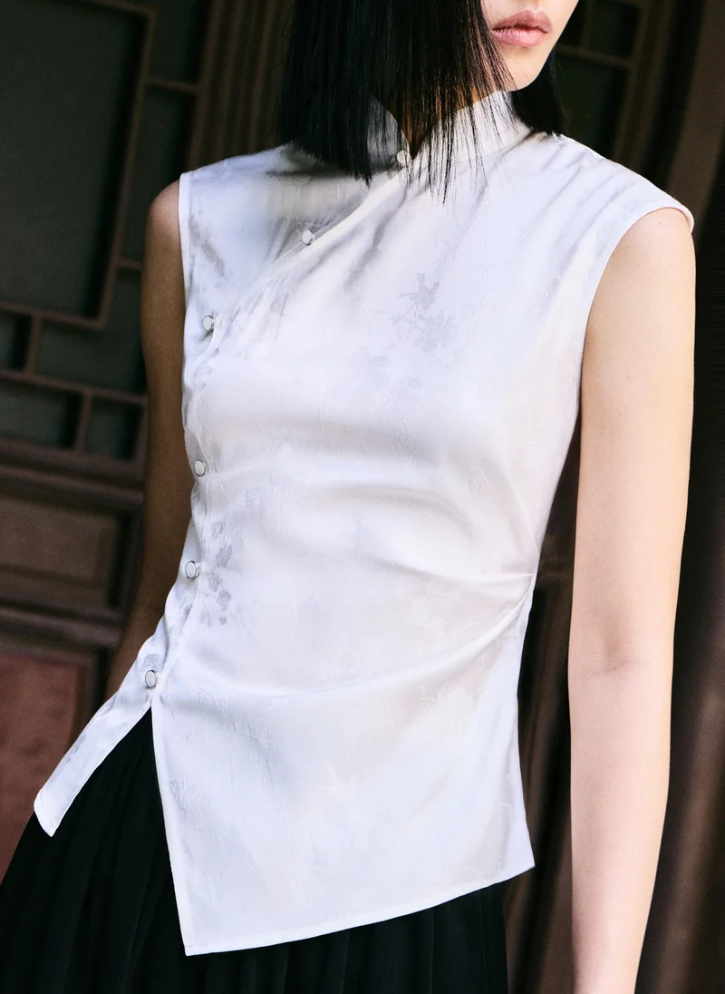 Fitted blouse with floral pattern and asymmetrical fastening