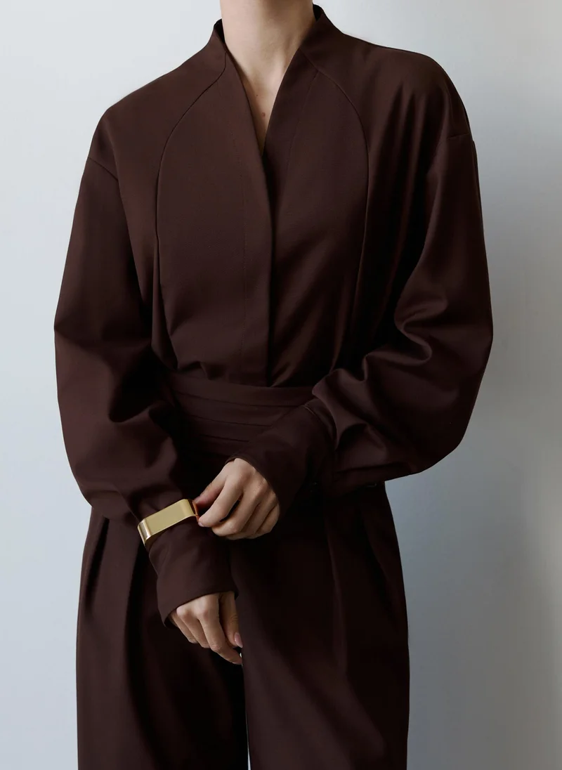 ليتشي قميص بقصّة معقدة مع أزرار مخفية