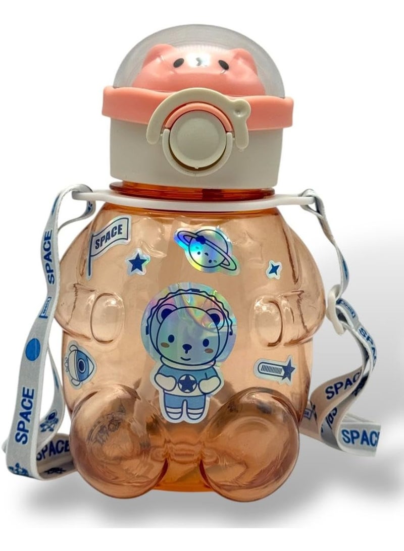 كيوشوب زجاجة ماء للأطفال من كيوشوب 750 مل – شكل دب ظريف + مصاصة آمنة، مثالية للأنشطة والمدرسة و شريط للحمل - Image 1