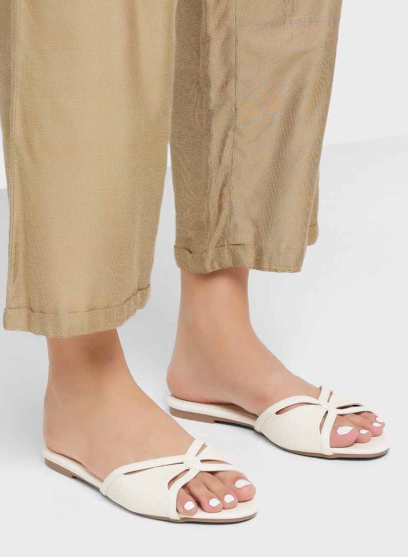 ايلا صندل مسطح بتفاصيل نسيج وحمالات - Image 5