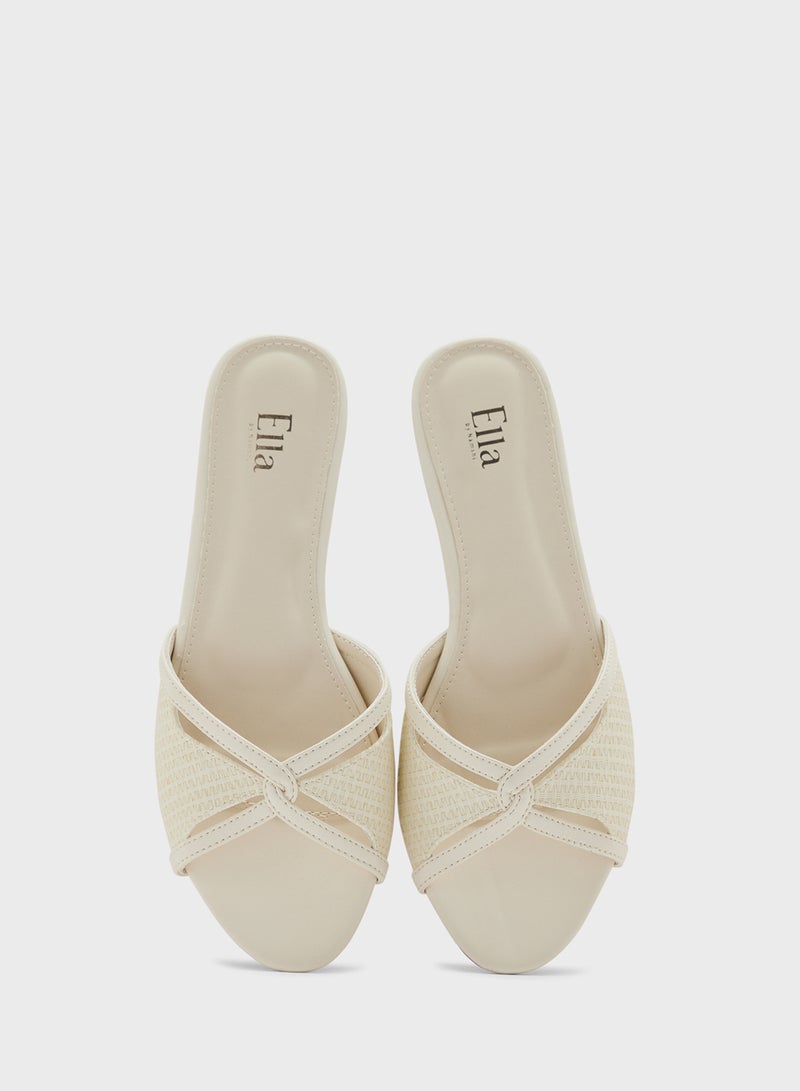 ايلا صندل مسطح بتفاصيل نسيج وحمالات - Image 3