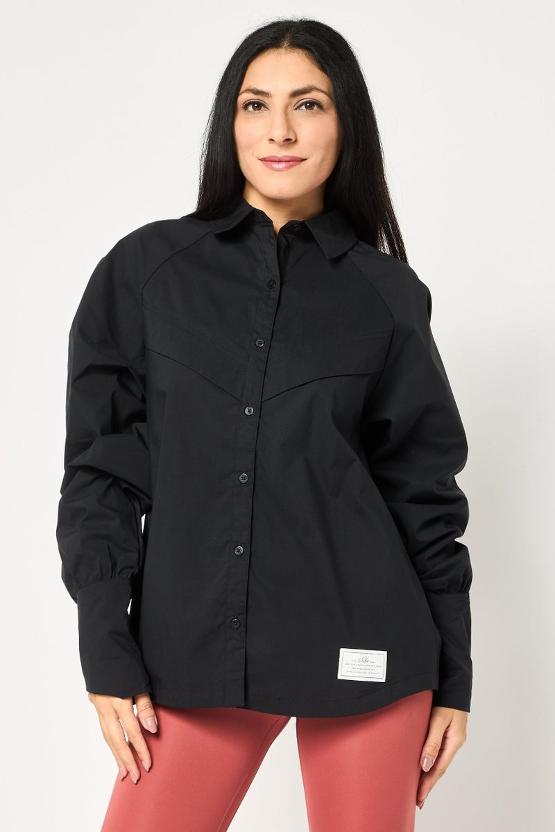 Nike جاكيت قميص خارجي طويل الأكمام للنساء بحجم كبير، أسود - Image 1