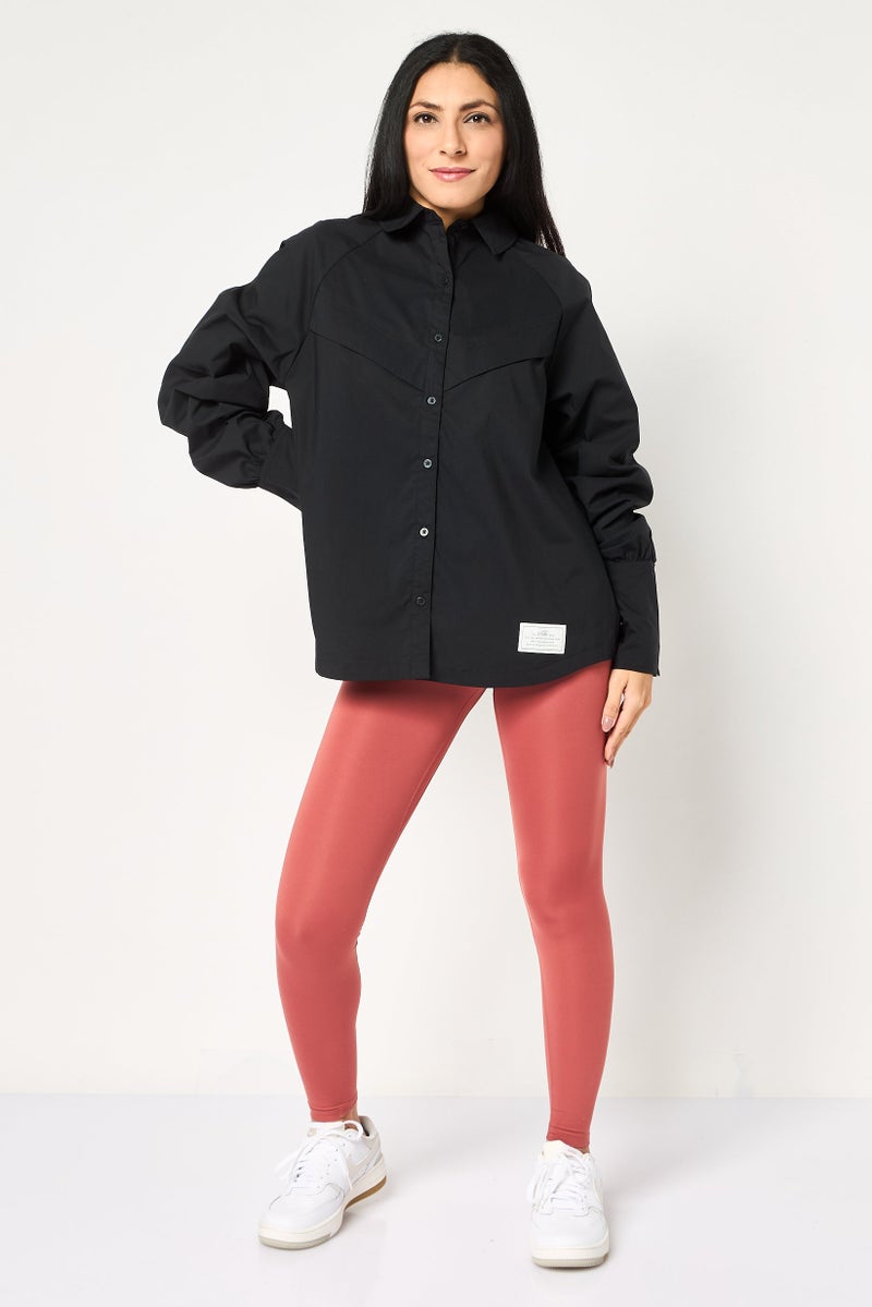 Nike جاكيت قميص خارجي طويل الأكمام للنساء بحجم كبير، أسود - Image 3