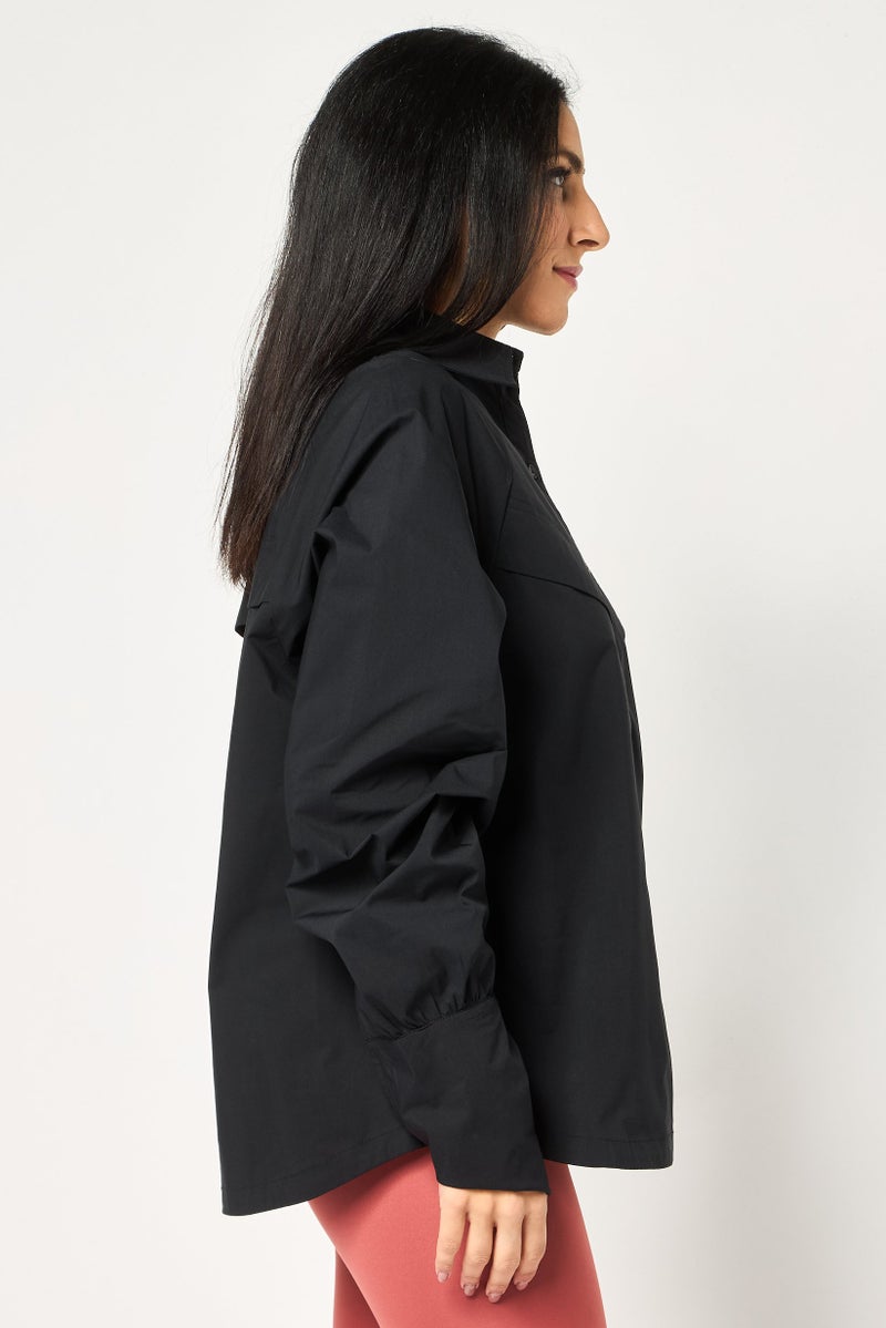 Nike جاكيت قميص خارجي طويل الأكمام للنساء بحجم كبير، أسود - Image 2