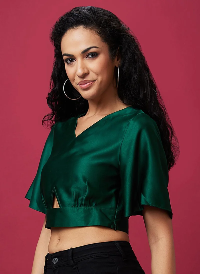 جلو باص بلوزة قصيرة نسائية بياقة على شكل حرف  وأكمام واسعة وفتحات