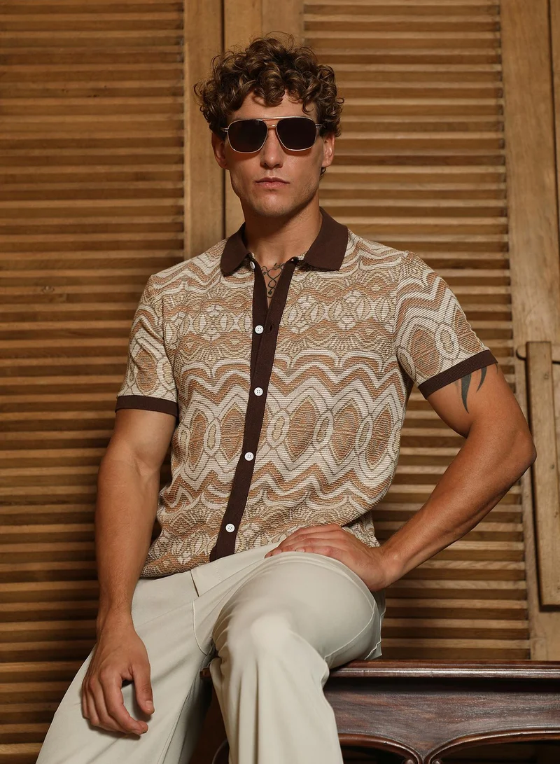 Campus Sutra Men's Brown Geometric Pattern Polo Collar Shirt | أكمام قصيرة | مطبوع | ملابس كاجوال ويومية | طوق بولو