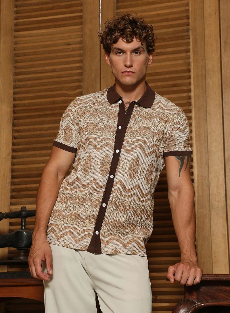 Campus Sutra Men's Brown Geometric Pattern Polo Collar Shirt | أكمام قصيرة | مطبوع | ملابس كاجوال ويومية | طوق بولو