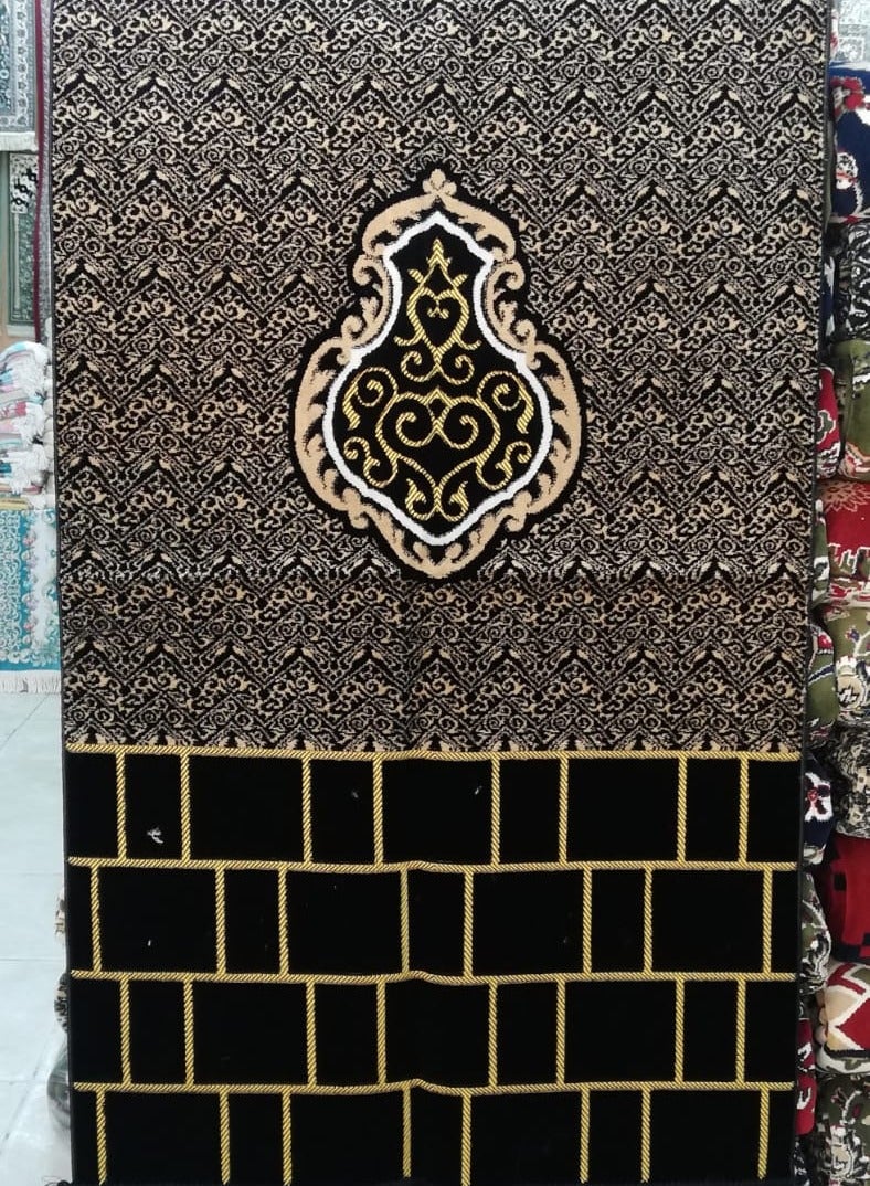 A prayer rug in the shape of the door of the Kaaba, the Maqam of Abraham, and others, in distinctive and varied shapes, black color - Image 2