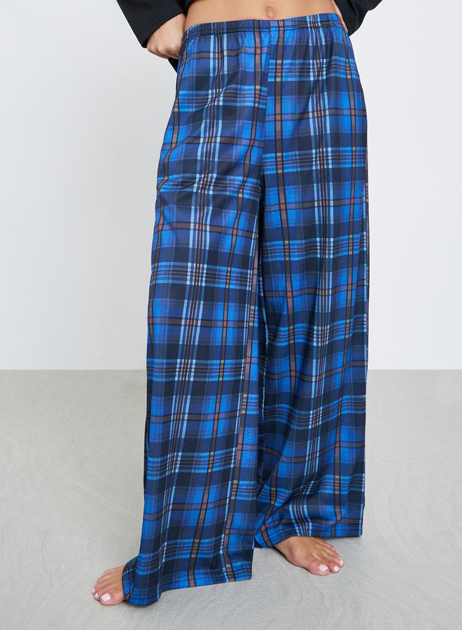 Styli Solid Long Sleeve T-Shirt and Checked Pyjama Set - Image 4