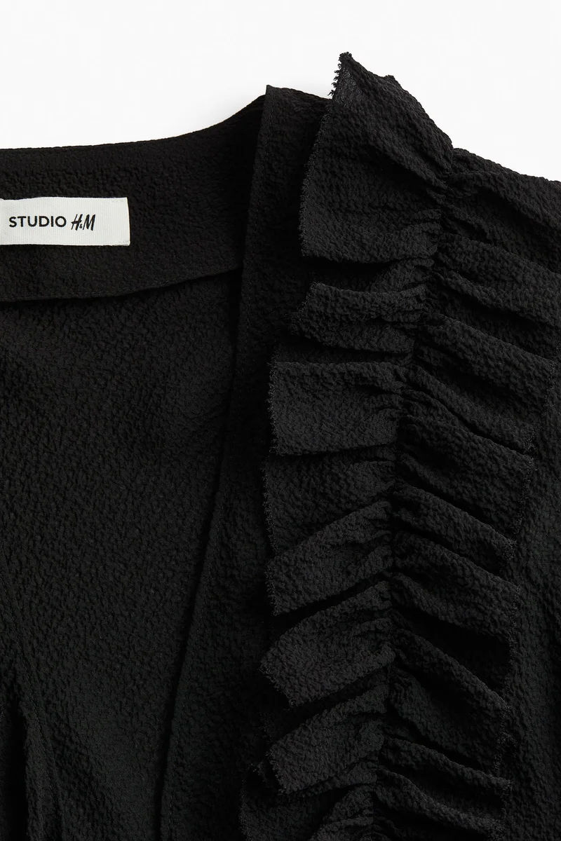 اتش اند ام بلوزة مجعدة بتفاصيل كشكشة