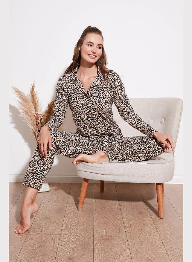 ليلا طقم بيجامة نسائي من ليلا بخصر مطاطي مزين بنقوش وياقة قميص منسوجة