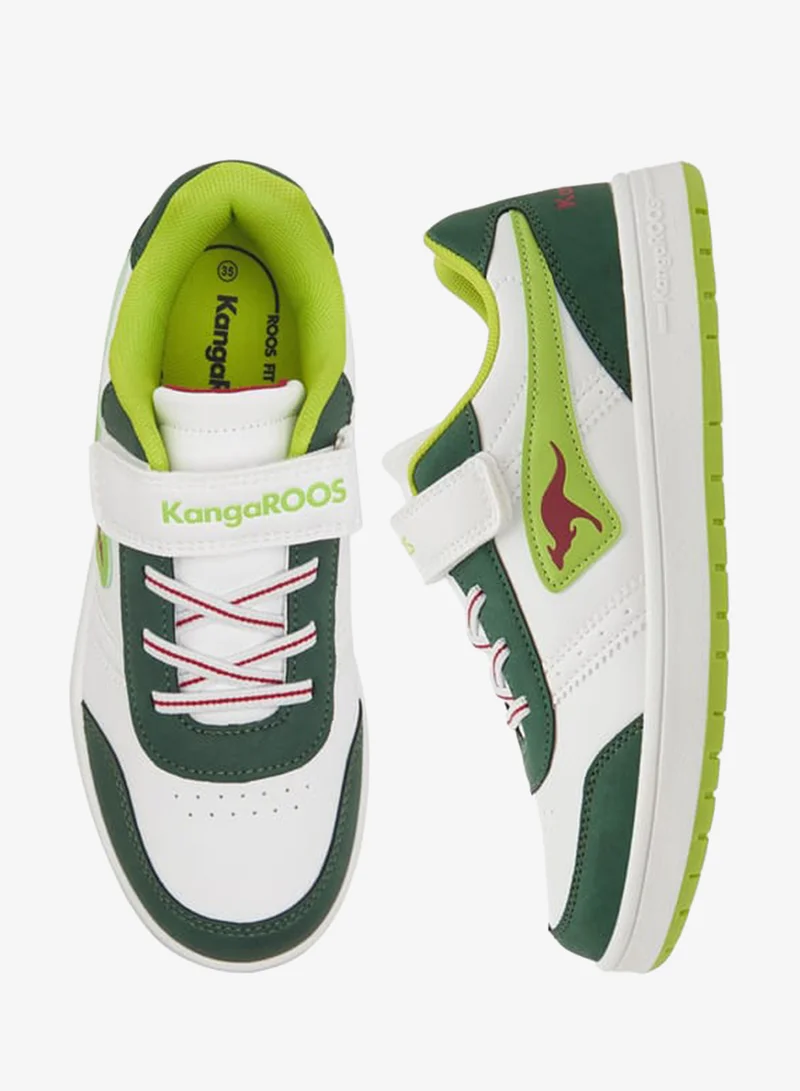 كانغاروس حذاء رياضي بناتي بشعار وإغلاق بشريط لاصق