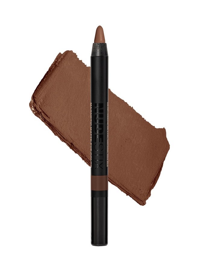 NUDESTIX قلم ظلال العيون مات من نودستكس - 3 في 1 كريم ظلال العيون طويل الأمد، كحل و برايمر | مقاوم للماء، لا يتلطخ بلمسة مات | مكياج عيون نباتي وخالي من القسوة، اللون: شوكولاتة - Image 1