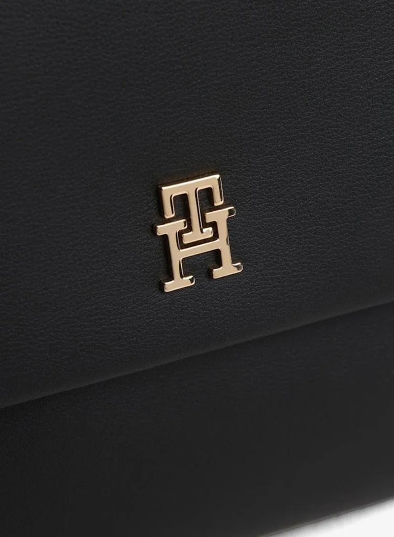 تومي هيلفيغر حقيبة كتف بحمالات رفيعة