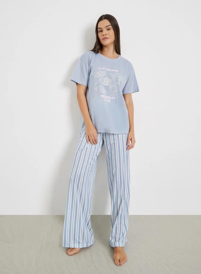 ستايلي طقم تيشيرت بأكتاف منخفضة بطبعة جرافيك مع بنطال