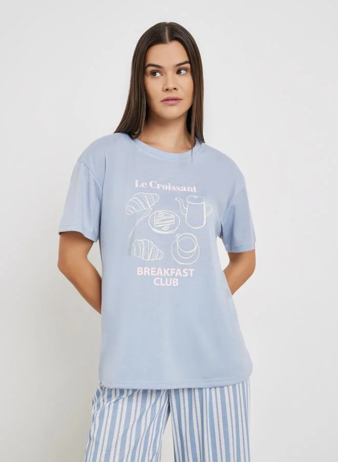 ستايلي طقم تيشيرت بأكتاف منخفضة بطبعة جرافيك مع بنطال