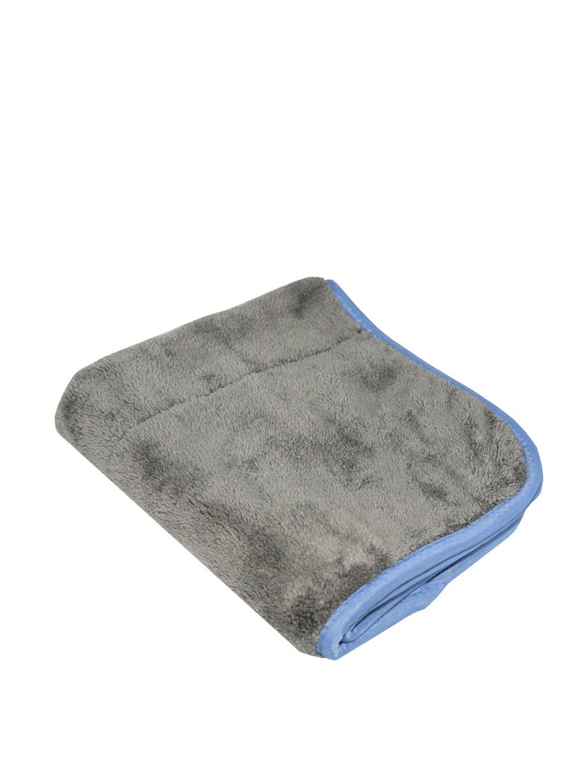 Microfiber towel for cleaning and drying cars