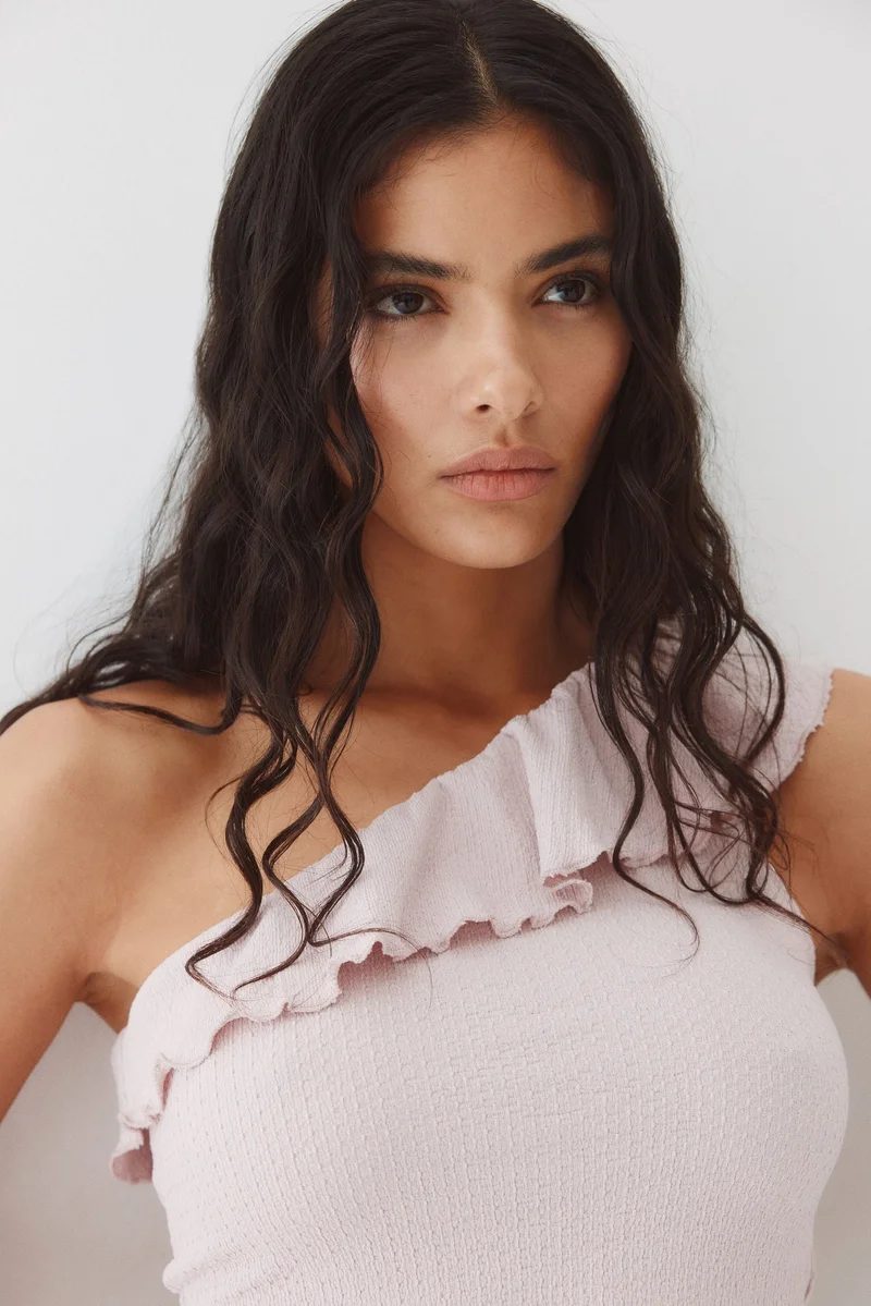 اتش اند ام بلوزة بكتف واحد وكشكشة