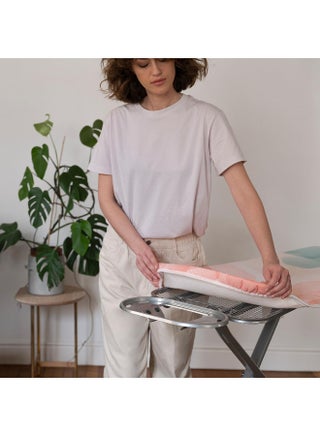 فيليدا غطاء لوح كي Comfort Plus – تبطين ثلاثي الطبقات (قطن/فوم/مولتون) لراحة أكبر، يسمح بمرور البخار، تثبيت بحبل شد – مقاس عالمي ١١٠–١٣٠ × ٣٠–٤٥ سم - view 5