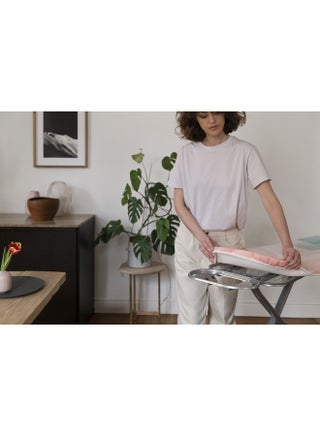 فيليدا غطاء لوح كي Comfort Plus – تبطين ثلاثي الطبقات (قطن/فوم/مولتون) لراحة أكبر، يسمح بمرور البخار، تثبيت بحبل شد – مقاس عالمي ١١٠–١٣٠ × ٣٠–٤٥ سم - view 3