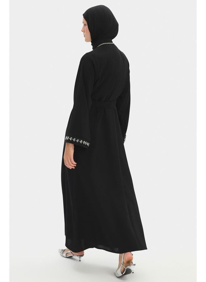 جون عباية سوداء بتفاصيل حجرية وربطة خصر من جوني - Image 4