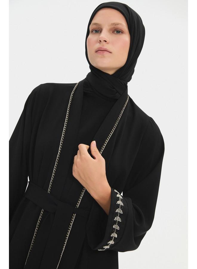 جون عباية سوداء بتفاصيل حجرية وربطة خصر من جوني - Image 3