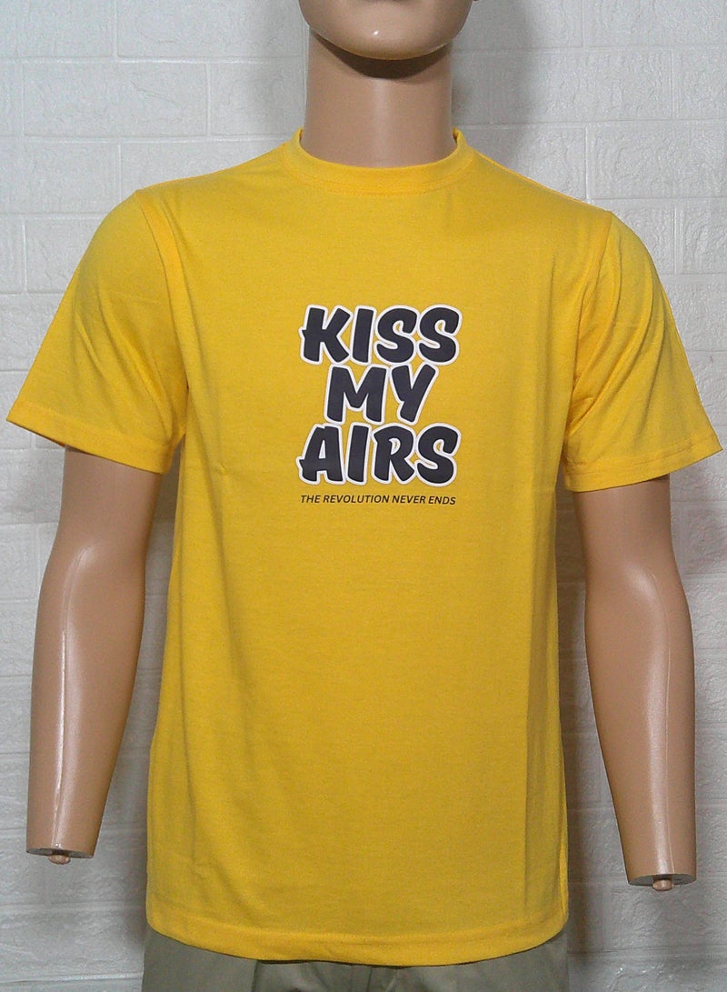 تي شيرت مطبوع عليه KISS MY AIRS 03 برقبة على شكل حرف R للجنسين  - Image 1