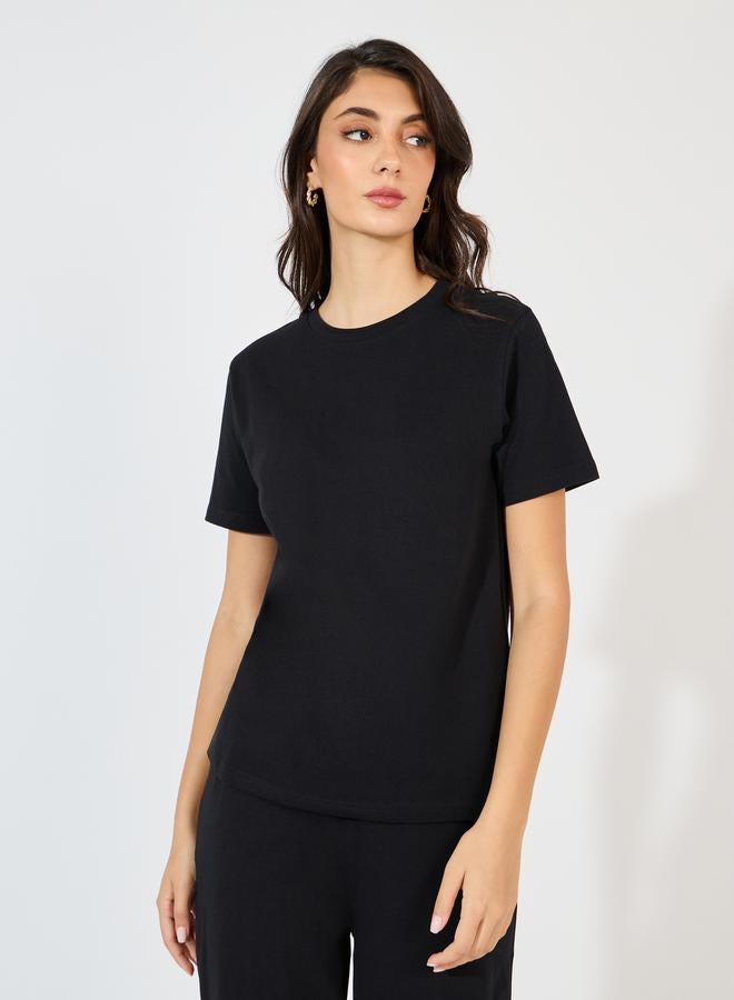 ستايلي طقم منسق من جوغر مع تيشيرت بأكمام قصيرة - Image 2