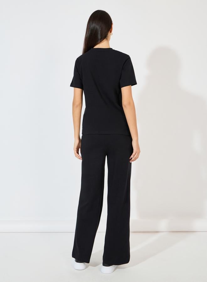 ستايلي طقم منسق من جوغر مع تيشيرت بأكمام قصيرة - Image 5