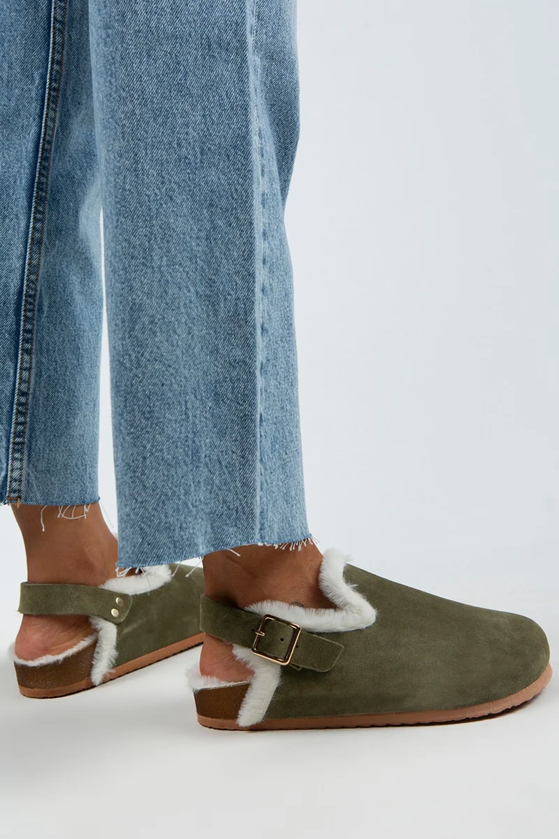 مانجيرو صندل نسائي من جلد الغزال بلون الكاكي مزين بالفرو من مانييرو هولي، مصنوع من الجلد الطبيعي، مزود بإبزيم حزام، ومزين بالفرو.