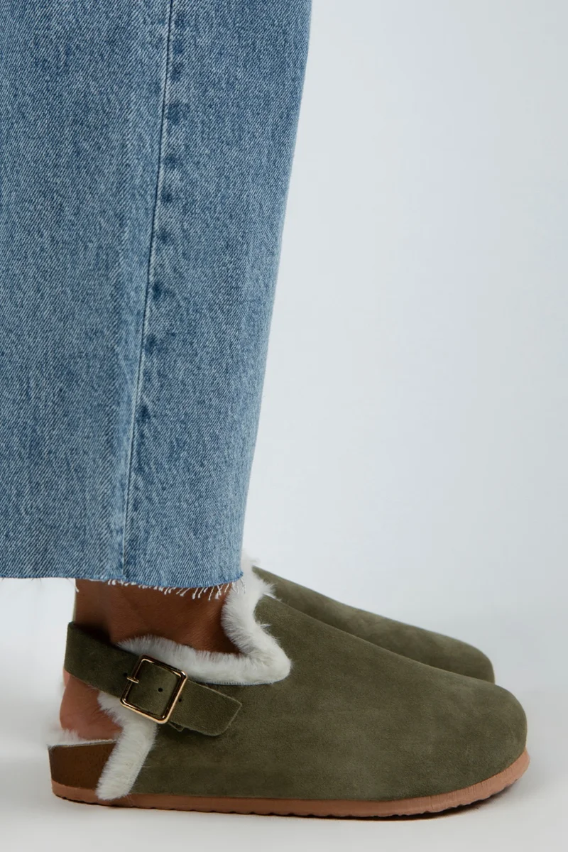 مانجيرو صندل نسائي من جلد الغزال بلون الكاكي مزين بالفرو من مانييرو هولي، مصنوع من الجلد الطبيعي، مزود بإبزيم حزام، ومزين بالفرو.