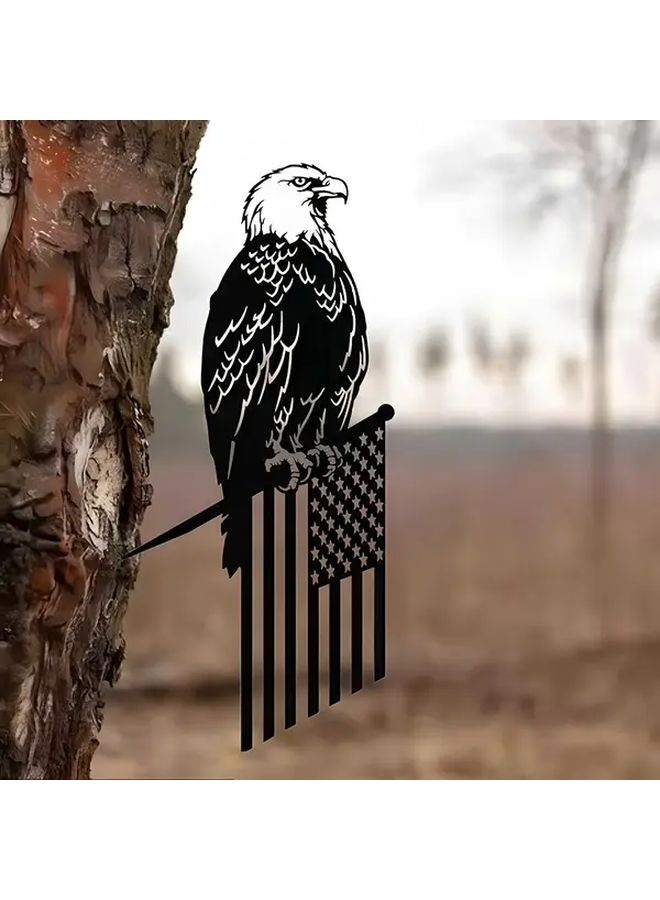 قطعة واحدة من حامل حديقة معدني على شكل نسر أصلع وطني باللون الأسود، تصميم العلم الأمريكي للاستخدام الخارجي، مصنوع من الفولاذ المتين والمقاوم للطقس، مناسب للفناء الخلفي والباحة، ديكور عيد الاستقلال - Image 1