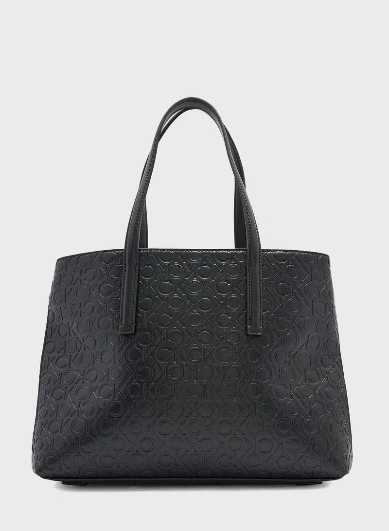 كالفن كلاين حقيبة بتفاصيل حرف Monogram
