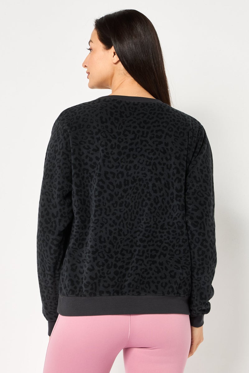 Nike سويت شيرت رياضي نسائي بأكمام طويلة مناسب للخارج، متعدد الألوان - Image 3