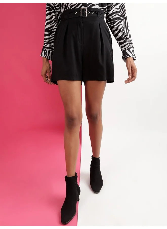 مرفوعة Black Women Flared Casual Solid Short Belted Shorts