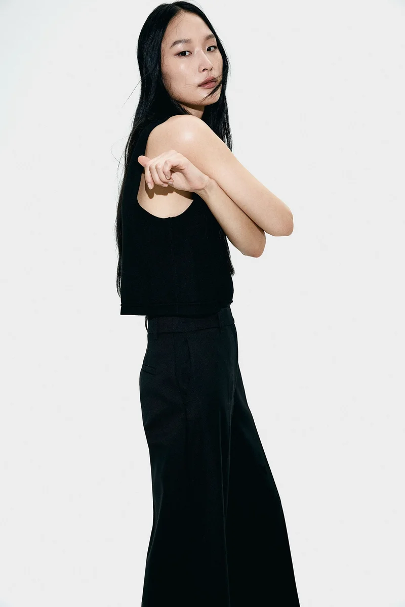 اتش اند ام بلوزة بدون أكمام مزينة بالخرز